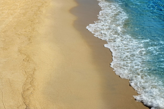 Foto surf onda dell'oceano che si rompe sulla spiaggia