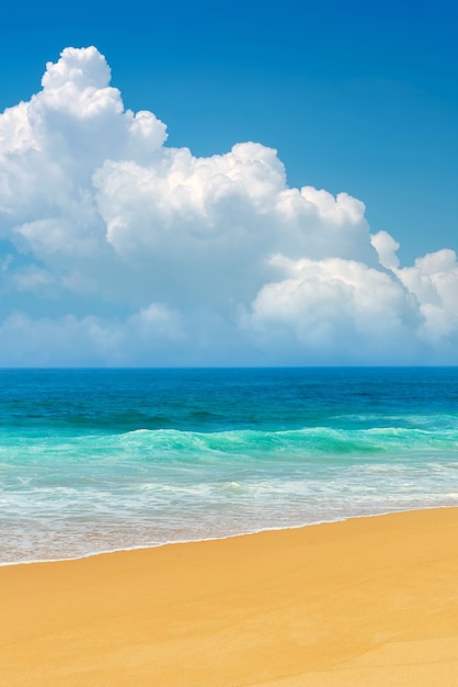 Onde dell'oceano e cielo blu. sri lanka