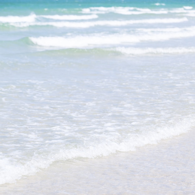 Foto onde dell'oceano che si infrangono sulla spiaggia