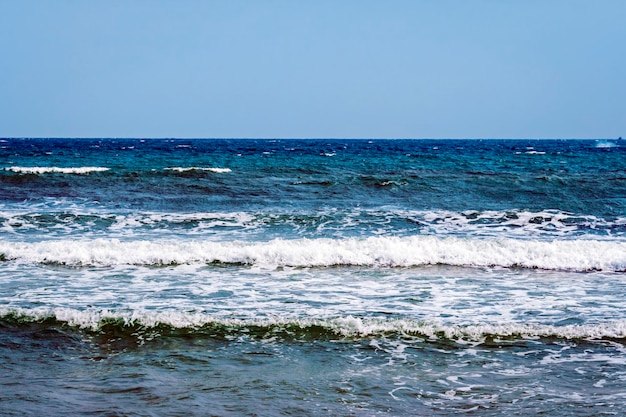 海の波 インド洋 バリ島 インドネシア 空と海を隔てる水平線