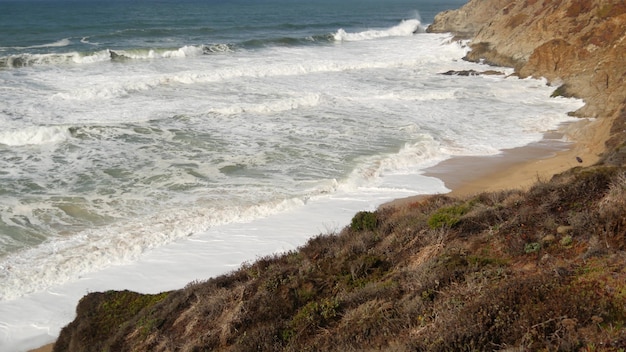 海の波と岩、モントレー、北カリフォルニア、米国。パシフィックコーストハイウェイの海辺のゴルフツーリストリゾート、ビッグサーの近くで車で17マイル。ペブルビーチの水しぶきと潮風。ロードトリップ。