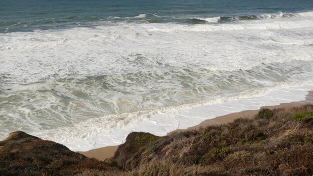 海の波と岩、モントレー、北カリフォルニア、米国。パシフィックコーストハイウェイの海辺のゴルフツーリストリゾート、ビッグサーの近くで車で17マイル。ペブルビーチの水しぶきと潮風。ロードトリップ。