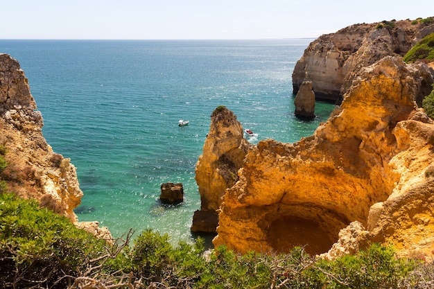 Photo ocean with rocky cliffs