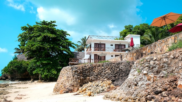 Villa con vista sull'oceano circondata da palme verdi concetto di viaggio estivo per le vacanze