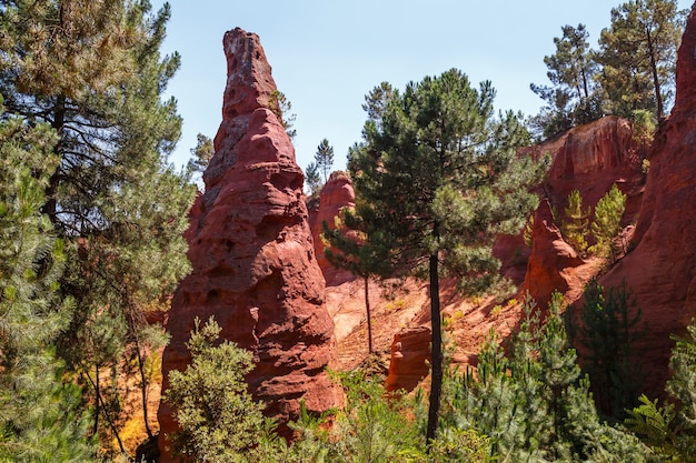 Photo ocher stones in the park sentiers des ocres near village of roussillon vaucluse provence france