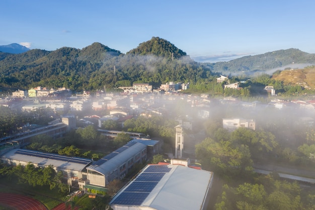 Ochtend bewolkt landschap met gebouwen onder wolken en mist in Yuchi township, Nantou, Taiwan