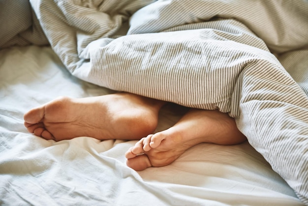 Ochtend concept vrouw slapen in bed naakte vrouwelijke benen onder deken