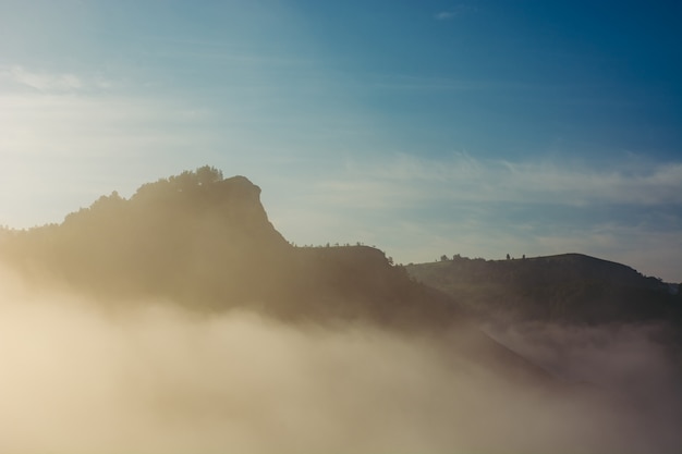 Ochtend dichte mist op de toppen van de heuvels die het hele gebied bedekken. Berg.