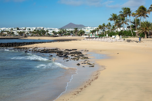 Ochtend eb op het strand in Costa Teguise. Eiland Lanzarote, Spanje.