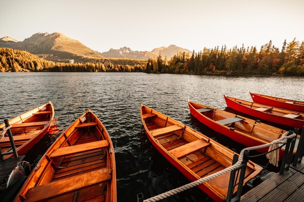 Ochtend herfst uitzicht op Lake Strbske pleso Strbske meer in Hoge Tatra National Park Slowakije landschap Europa