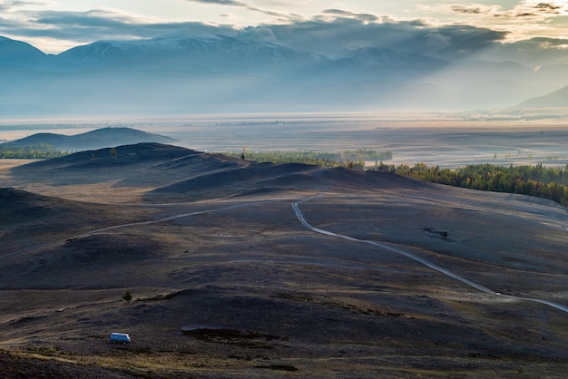 Ochtend in de Kurai steppe, onverharde weg door de heuvels. Kosh-Agachsky District, Altai Republiek, Rusland