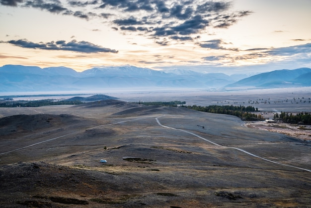 Ochtend in de Kurai steppe, onverharde weg door de heuvels. Kosh-Agachsky District, Altai Republiek, Rusland