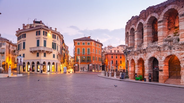 Ochtend in de straten van Verona in de buurt van het Colosseum Arena di Verona. Italië.