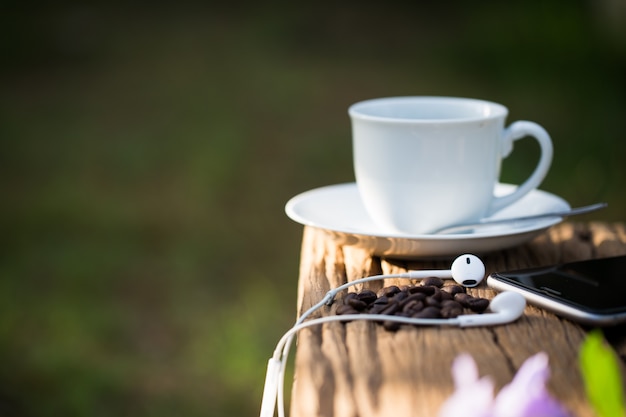 Ochtend in de tuin en een kop zwarte koffie