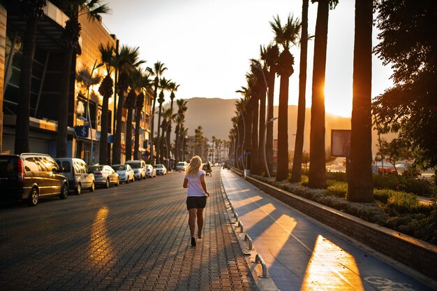 Ochtend joggen van een jonge vrouw op de weg in de stad Marmaris.Turkey