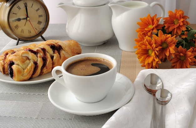 Ochtend kopje koffie en versgebakken taarten met kersen