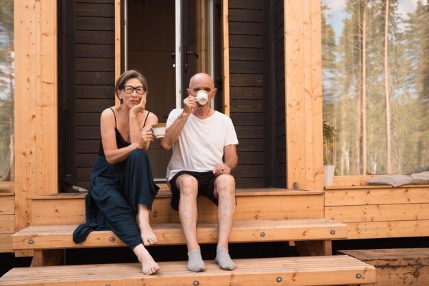 Ochtend kopje koffie op terras van landhuis