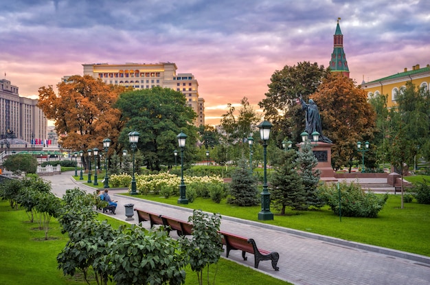 Ochtend met een prachtige hemel boven de Alexander Garden in de buurt van het Kremlin van Moskou