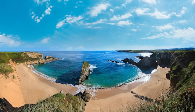 Ochtend Mexota-zandstrand met zonnestralen Asturië Spanje Lente Atlantische Oceaan kustlijnpanorama