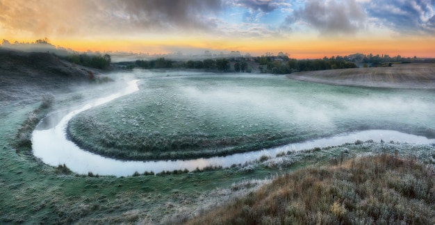 ochtend mist in de herfst rivierdal