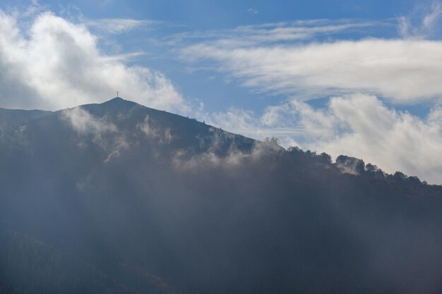 Ochtend mistige wolken in zonlicht en herfst berglandschap Oekraïne Karpaten Borzhava Range Transcarpathia