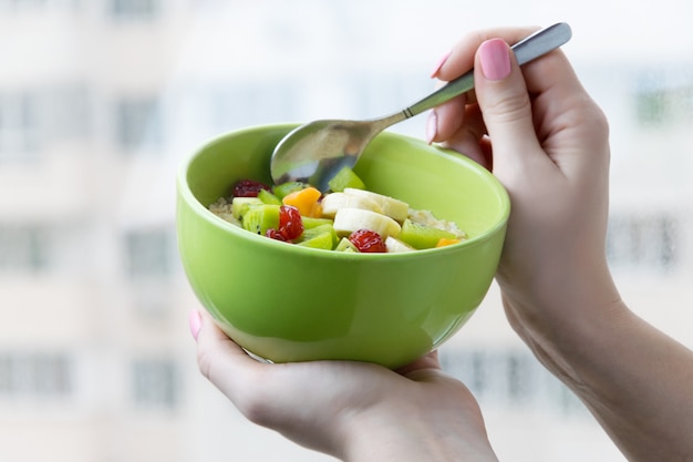 Ochtend ontbijt havermout met fruit met uitzicht vanuit het raam