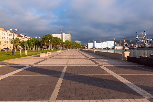 Ochtend op de dijk in Novorossiysk