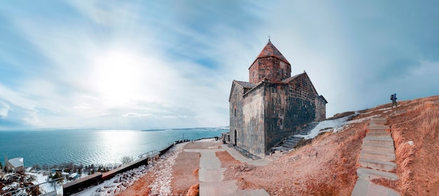 Ochtend panoramisch uitzicht vanaf het uitkijkpunt op het schiereiland naar het sevanavank-klooster met uitzicht op het meer van sevan