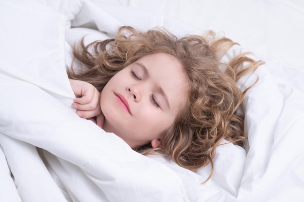 Ochtend slapend kind slapen op bed bedtijd kinderen slapen kind in slaap op kussen met gezonde slaap