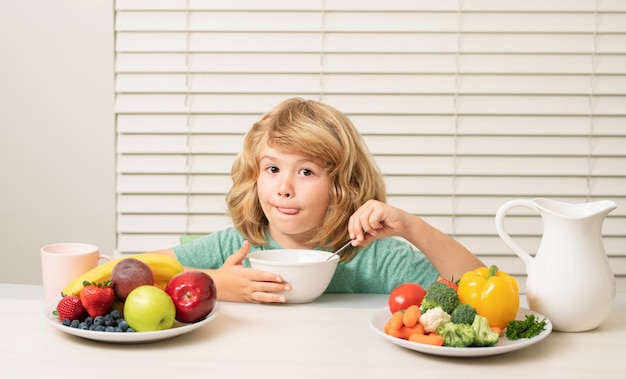 Ochtend snack met muesli granola granola honger eetlust concept kind jongen eten biologisch gezond