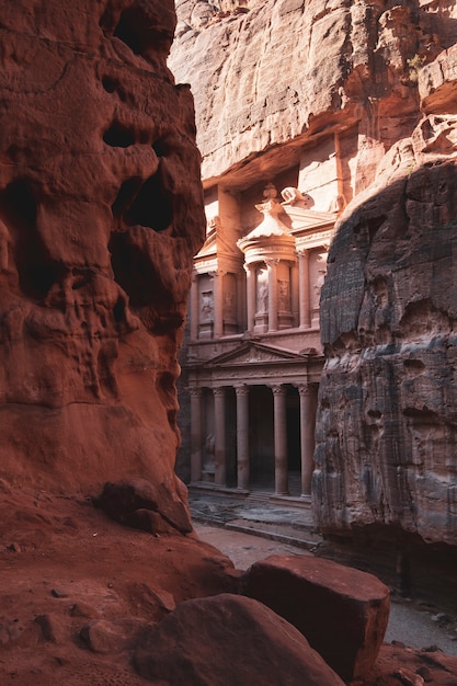 Ochtend uitzicht op Al Khazneh - rots gehouwen tempel, de schatkist in de oude Nabatean stad Petra, Jordanië.