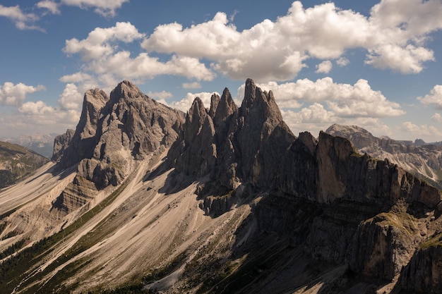 Ochtend uitzicht op de Gardena-vallei in de Dolomieten Locatie PuezGeisler Nationaal Park Seceda-piek Italië Europa Odle-groep is het mijlpaal van Val di Funes