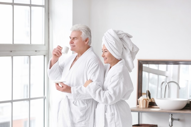 Ochtend van volwassen paar in de badkamer