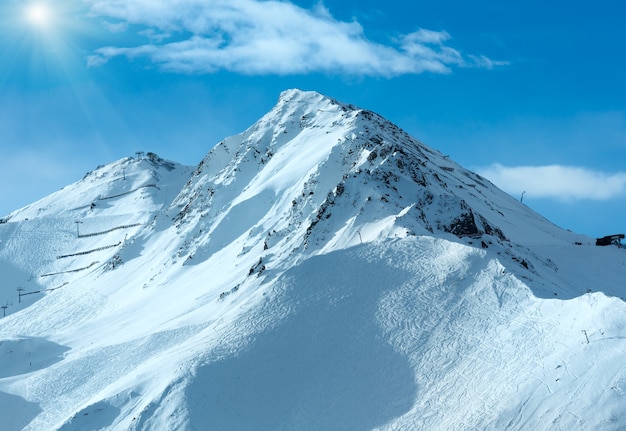 Ochtend winter Silvretta Alpen helling met tracks van ski's (Tirol, Oostenrijk).