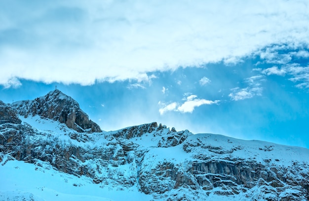 Ochtend winter Silvretta Alpen landschap met kruis op rock top (Tirol, Oostenrijk).