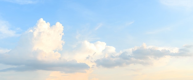 Ochtend wolken. Blauwe lucht met witte wolk