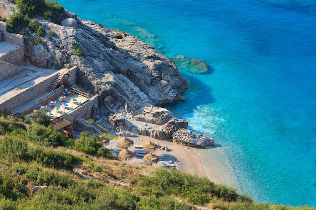 Ochtend zomer Ionische zee kust bovenaanzicht met strand, Albanië