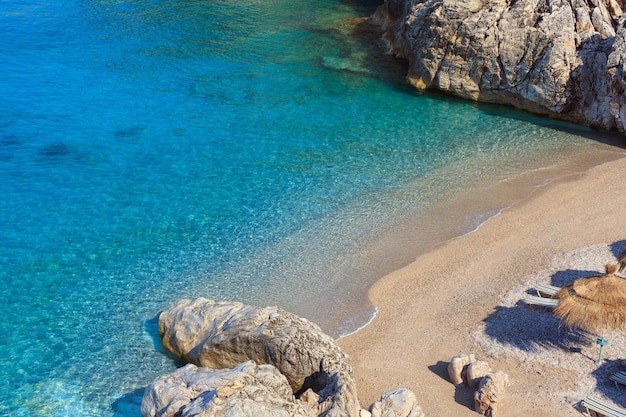 Ochtend zomer Ionische zee kust bovenaanzicht met strand Albanië