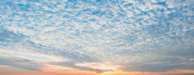 Ochtenddageraadhemel met lichte wolken ultrabrede panoramische opname