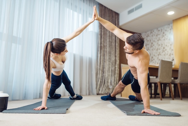 Ochtendfit workout van liefdespaar thuis