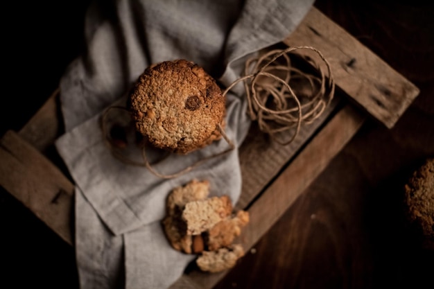 Ochtendkoekjes met amandelen op het houten bord. Selectieve aandacht.