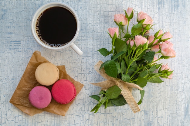 Foto ochtendkoffie, bloemen en bitterkoekjes