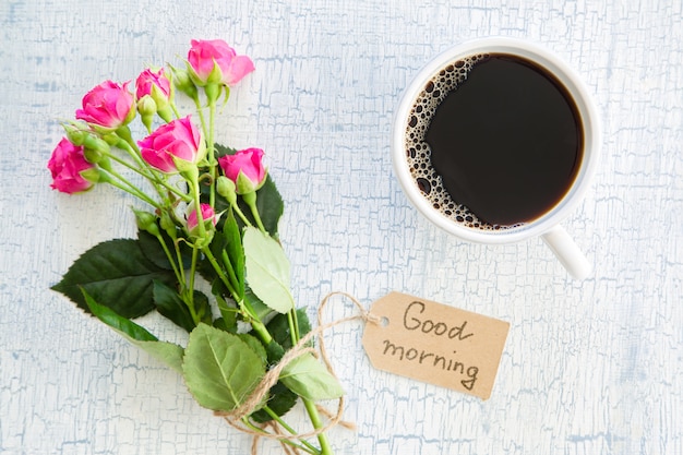 Foto ochtendkoffie en bloemen