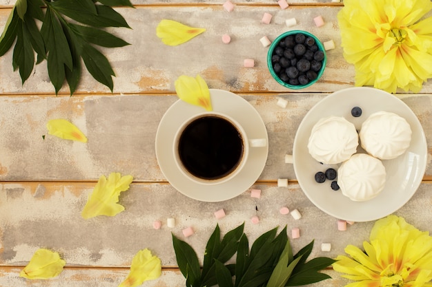 Ochtendkoffie, marshmallows en prachtige gele pioenrozen