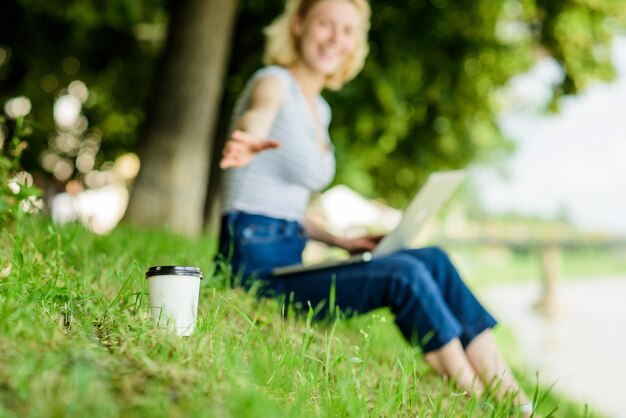 Foto ochtendkoffie meisje met laptop schrijver met notebook zomer online blogger maakt inhoud voor sociaal netwerk blogger raakt geïnspireerd door de natuur vrouw heeft zaken online webcommunicatie