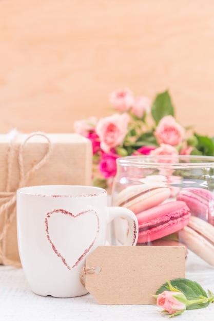 Ochtendkoffie met bloemen en bitterkoekjes. mather's day valentine 'concept.