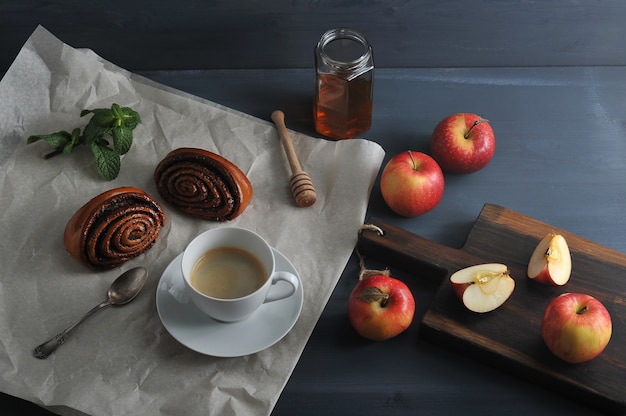 Ochtendkoffie met koffie en broodjes met maanzaad, appels en honing