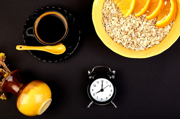 Ochtendkoffie, muesli-ontbijt, wekker