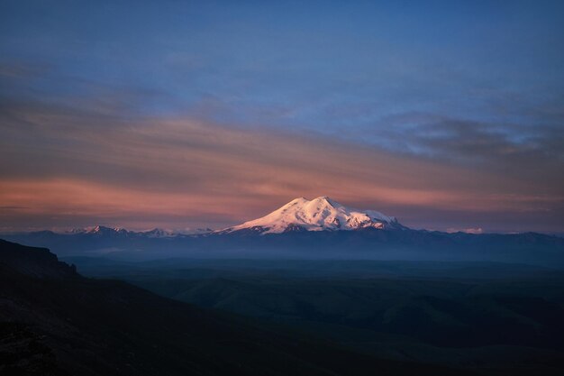 Foto ochtendlandschap op de toppen van de berg elbrus grote hoge berg bedekt met sneeuw kaukasusbergen rusland