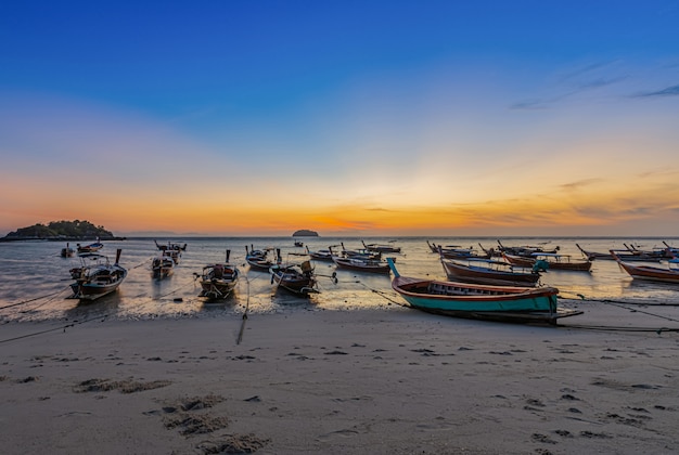 Ochtendlicht bij zonsopgangstrand